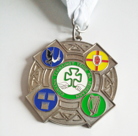 Enamel coloring medal for community